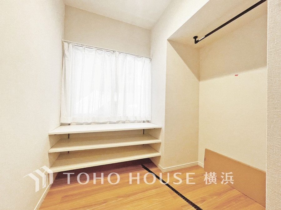 納戸として、または書斎や趣味お部屋にもお使い頂けそうなサービスルーム。ライフスタイルに合わせて自由に使える空間です。