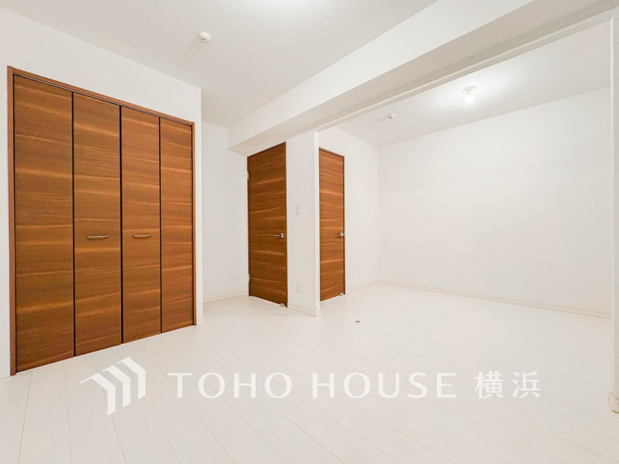 白を基調とした明るい室内に木目調の扉が映える、収納豊富なシンプルで使いやすい居室空間です。