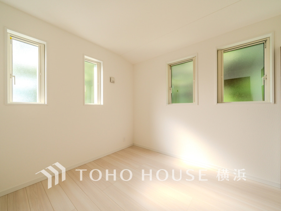 ２面採光の明るい洋室。プライベートな自分時間を快適に過ごせるお部屋です。