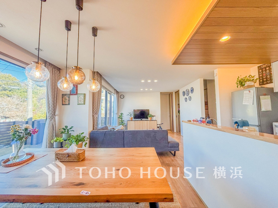 明るく開放的な空間が広がるLDK。室内には豊かな陽光が注ぎ込み、爽やかな住空間を演出。ホームパーティーでもゲストと一緒に料理を楽しみながら楽しい時間を過ごせそう。