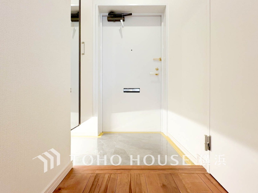 豊かなプライベートタイムへ誘うモダンテイストな玄関。デザインや素材が美しい調和を奏でている空間です。お客様をお迎えする玄関は落ち着いた雰囲気です。