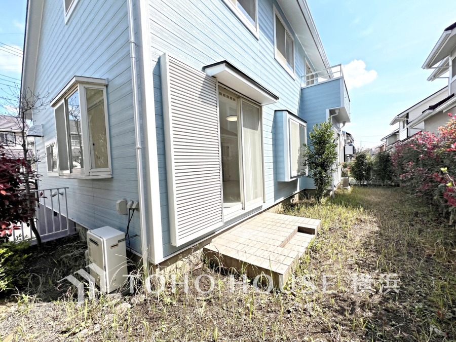 陽当たり良好な南庭。ゆとりある空間は多彩な樹木で彩り心地よい空間に。
