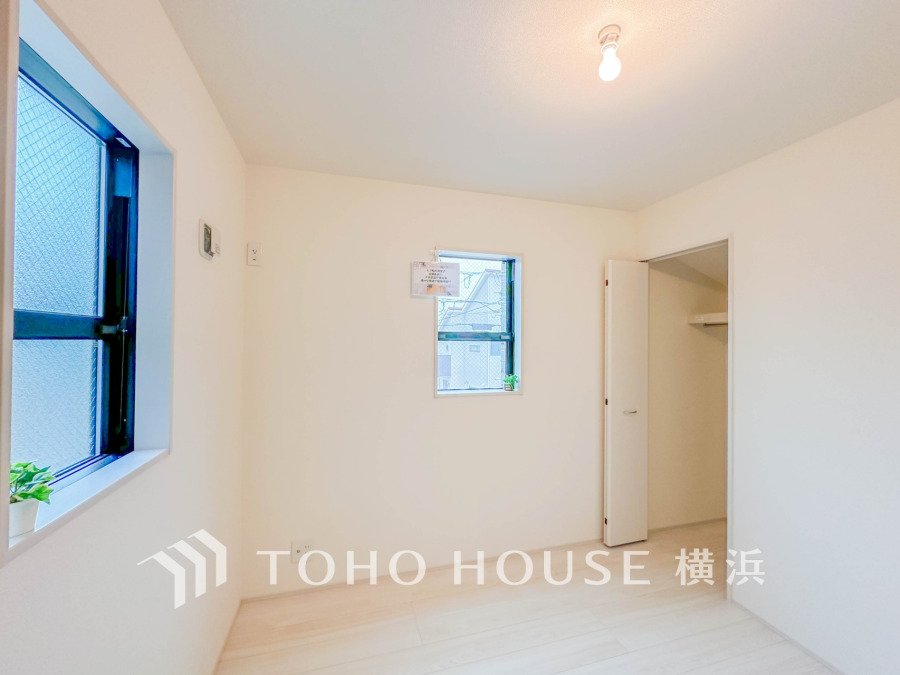 2面採光で明るく風通しの良い洋室。収納スペースも確保され、シンプルで使いやすい空間です。