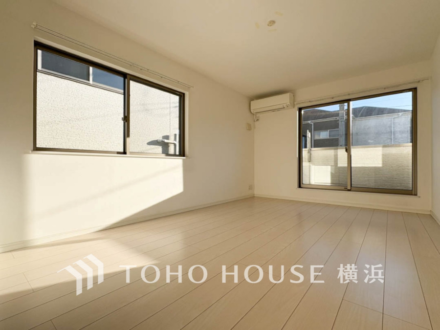 ２面採光の居室は快適な光を取り入れ、心地よい風を取り入れます♪収納スペースもあり、生活しやすい居住スペースです。