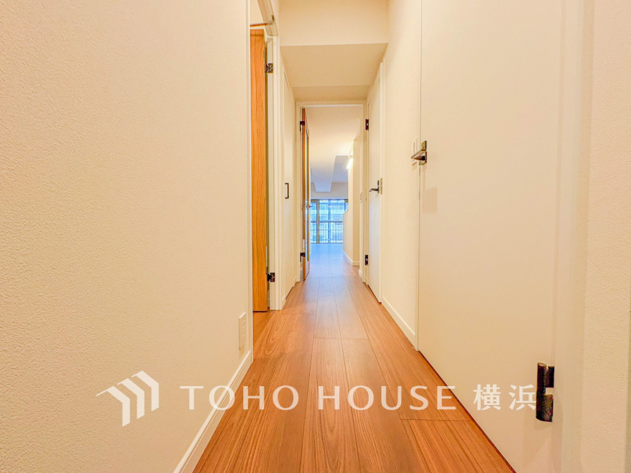 上質感漂う玄関と廊下。居住者の帰り、訪れる方を優しく迎える・安らぎに満ちた生活空間を予感させる。健やかな暮らしを楽しめそう。