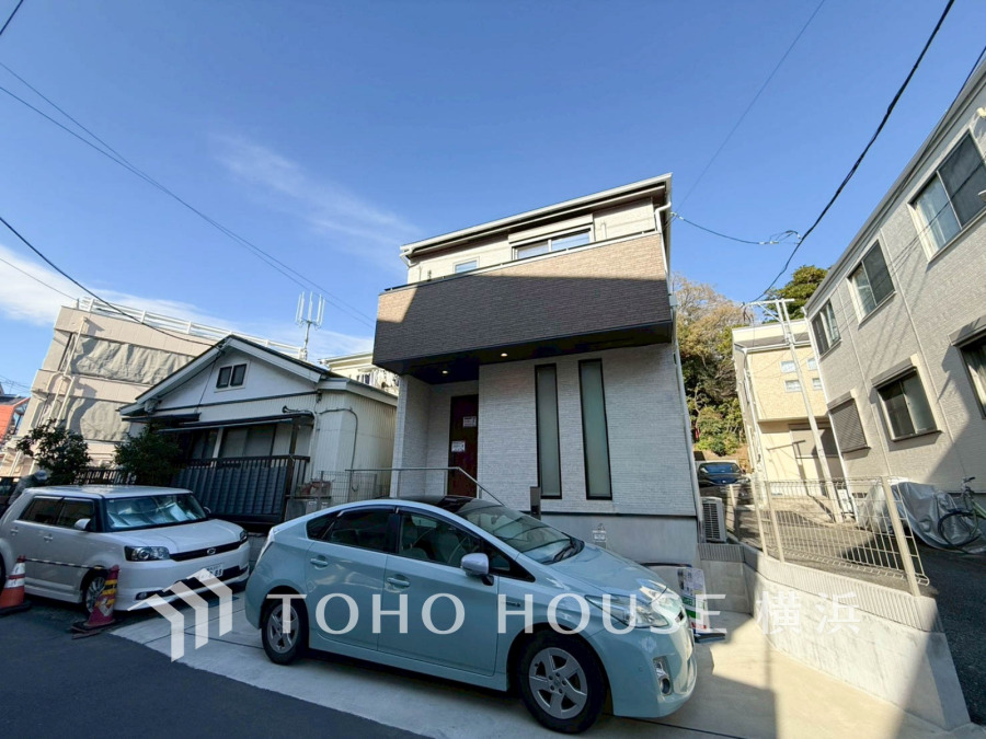 陽射しを受けて輝く時間、街灯に照らし出される夕暮れ時。様々なシーンで違った魅力的な表情を見せてくれます。住まう方のプライドを満たすクオリティを備えています。