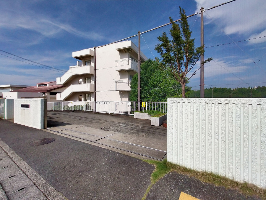 横浜市汲沢中学校　約850ｍ