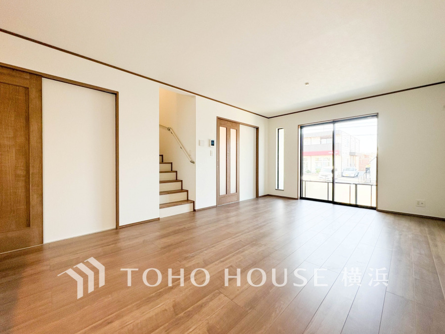 光と風が溢れる開放的なリビングダイニングには自然と家族みんなが集まってきます。明るく穏やかな空気の中で飲んだり、食べたり、笑ったり。