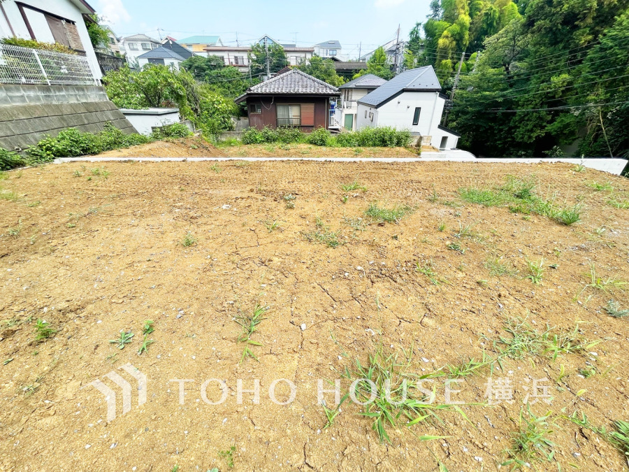 ゆとりある敷地に陽射しがたっぷりと降り注ぎます。