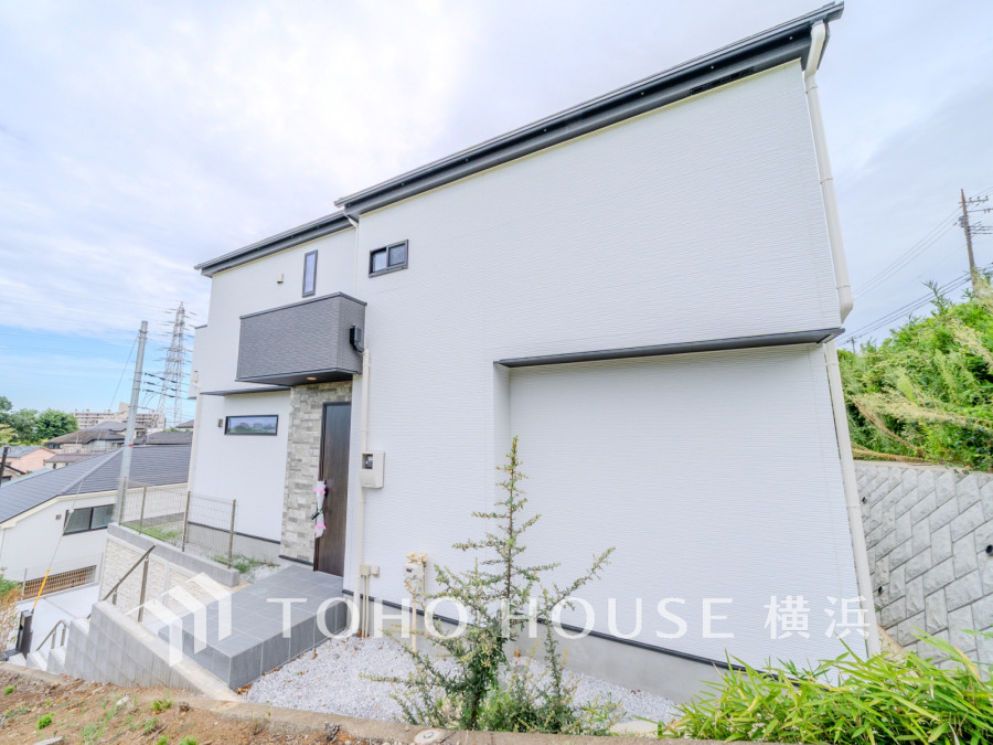 爽やかな青空の下に贅沢なほどに降り注ぐ陽光、豊かな居住性と、クオリティが見事に調和した住空間は、住まうことの喜びを感じさせてくれます。 