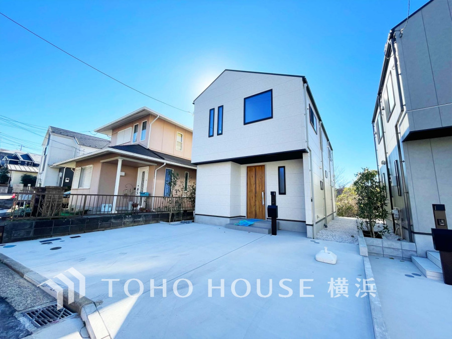 堂々たる趣ながら、主張し過ぎずどこか余裕を感じさせるシャープなフォルムで佇む邸宅は、晴天の空と照らし合わせる事で、本来あるべき完成形の姿を見せてくれます。 