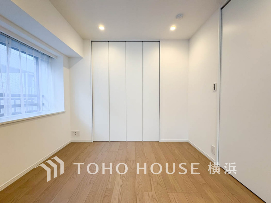 ひとりの時間をゆったり過ごしたり、静かな環境で趣味に打ち込んだり、自分時間を快適に過ごすプライベートルーム。大きな窓で彩られた空間は、心地よい風と伸びやかな眺めを愉しむ特等席に。