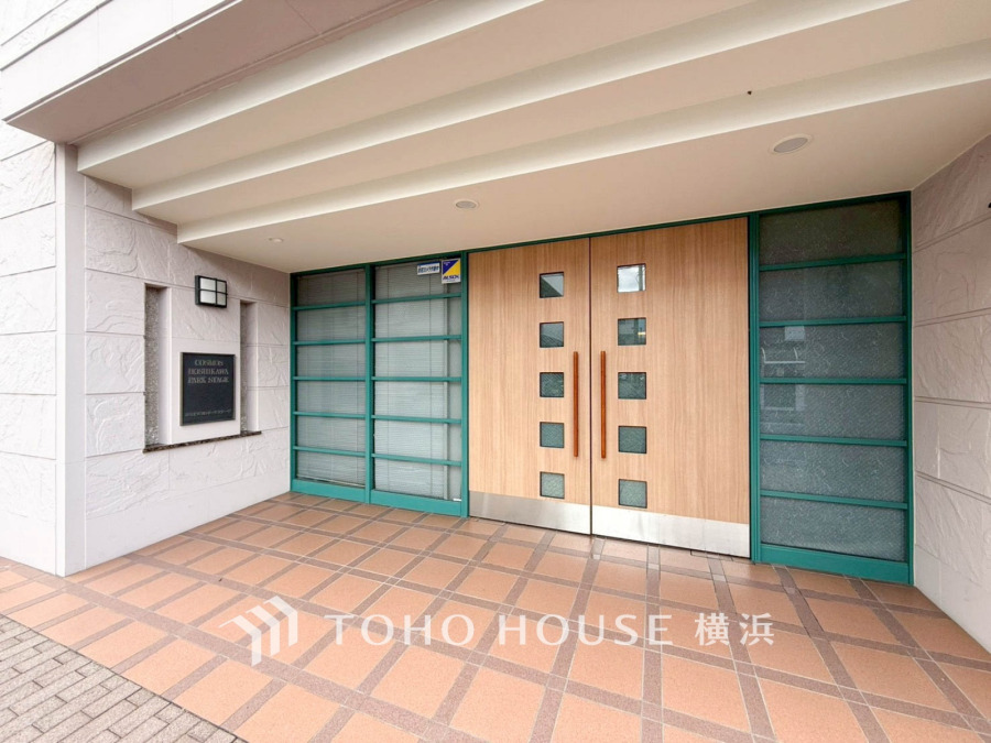 上品で清潔感があるエントランスは住人やゲストを迎え入れ、そして送り出す場にふさわしい上質な空間です。プライベート感が高まるシックな装いのエントランス。