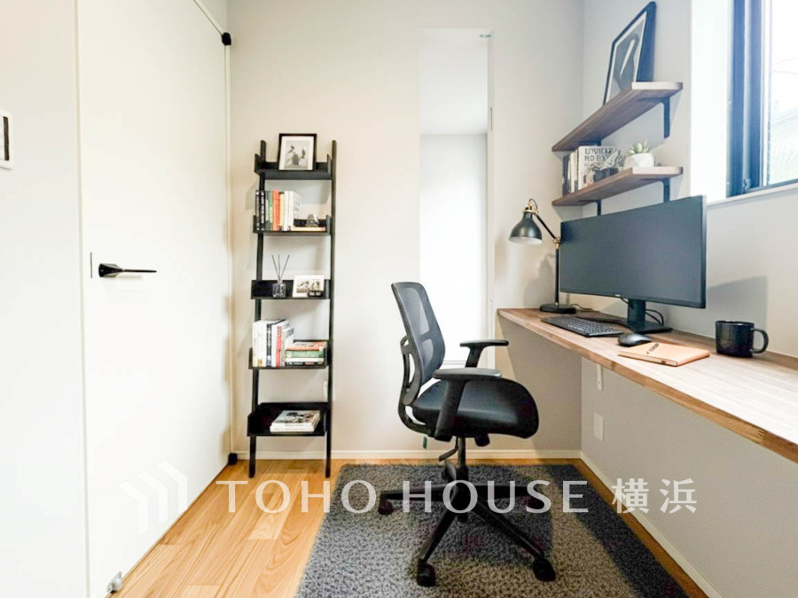 納戸として、または書斎やスタディスペースにもお使い頂けそうなスペース。落ち着きを感じられる空間は、ライフスタイルに合わせて自由に使える魅力的な空間です。