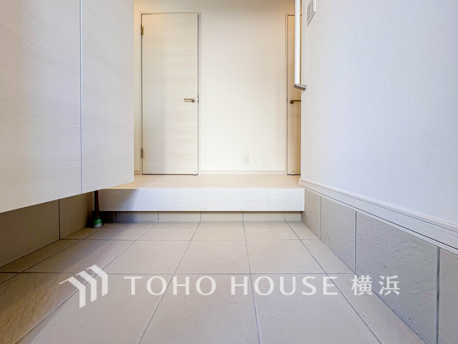 清潔感あふれる広々とした玄関スペース。収納力のあるシューズボックスで整理整頓も簡単です。