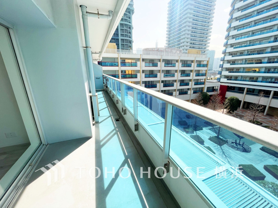 開放的なワイドスパンバルコニーからは美しく管理された中庭が見渡せます。