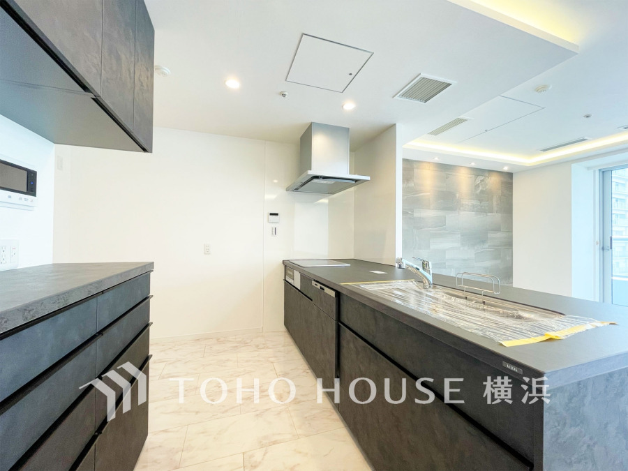 スタイリッシュなペニンシュラキッチンを採用。開放的なスペースでお料理をしながら会話も弾みます。
