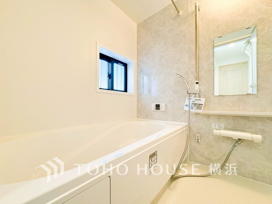 明るい色合いと上質な質感が美しいバスルーム。一日の疲れをさっぱりと洗い流し、寛ぎとリフレッシュのための大切な空間。