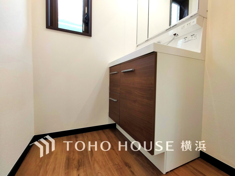 十分な大きさの洗面台は、身だしなみチェックや歯磨きなど、朝の慌ただしい時間でも余裕とゆとりを感じて頂けます。