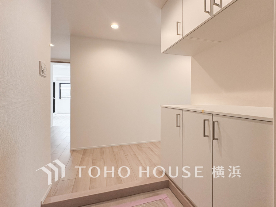 白を基調とした上質感漂う玄関と廊下。居住者の帰り、訪れる方を優しく迎える・安らぎに満ちた生活空間を予感させる。健やかな暮らしを楽しめそう。