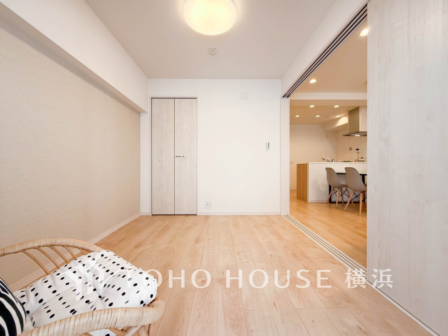 LDKに隣接した5帖の洋室。引き戸を開け放してLDKと一体化利用も可能です。
