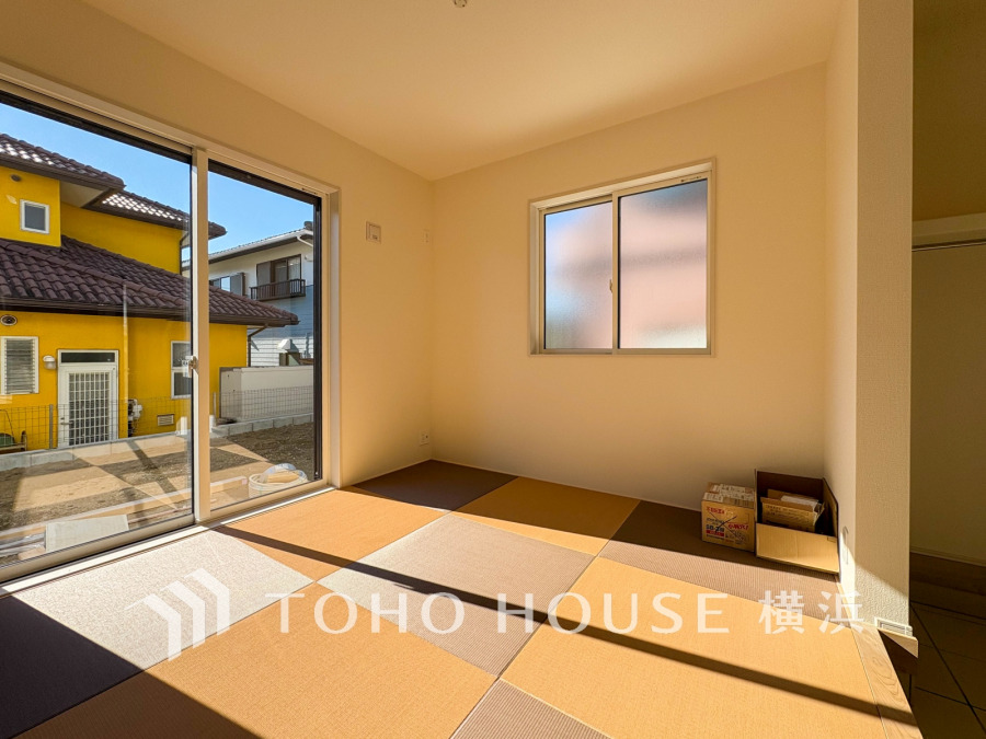 マルチエントランス奥の土間の開放感と、洋室仕様なしタタミの畳の安心感を両立 。客間や趣味の空間など、多目的に使える和（なごみ）の空間です 。