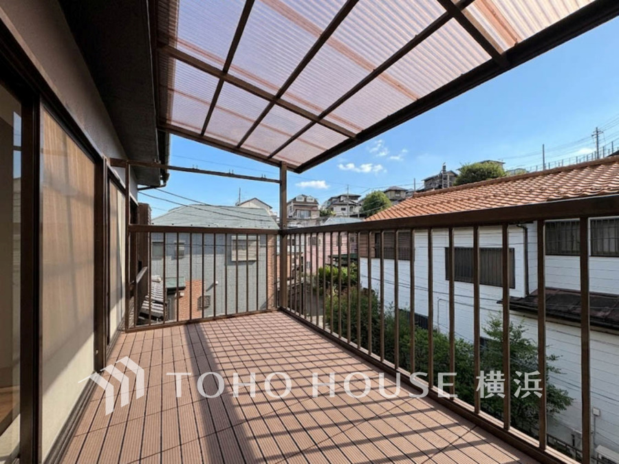 南向きで陽当りの良い大きなバルコニー。便利な屋根付きなので急な雨でも安心です。お洗濯ものを干すスペースとしてはもちろん、多用途に心地よくお使いいただけます。