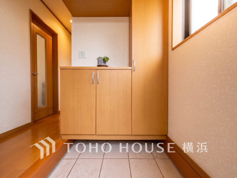 お客様をお迎えする玄関は落ち着いた雰囲気。帰り着くたびに洗練されたテイストの空間に迎えられ誇りと喜びを感じる玄関まわりです。