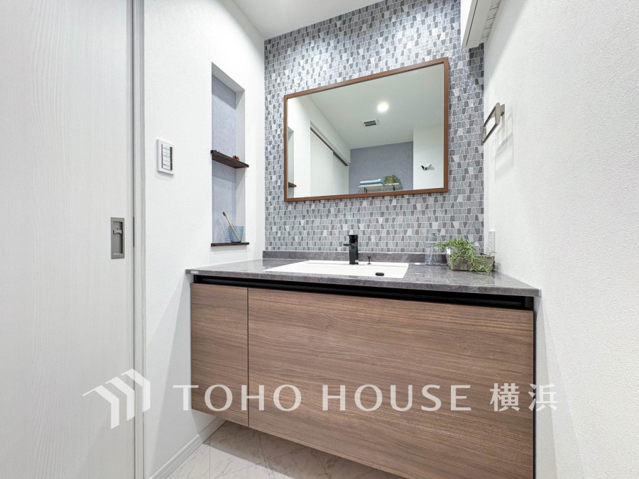 十分な大きさの洗面台は収納もさる事ながら、身だしなみチェックや歯磨きなど、朝の慌ただしい時間でもホテルライクなスペースで余裕とゆとりを感じて頂けます。