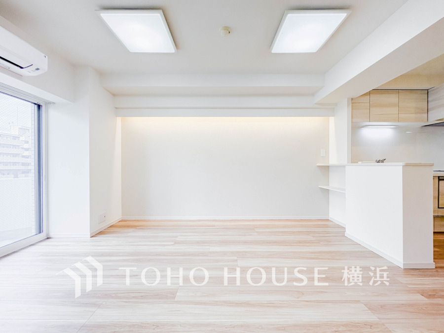 明るい自然光が差し込む、広々としたリビングダイニング。シンプルで使いやすい対面キッチン付きです。