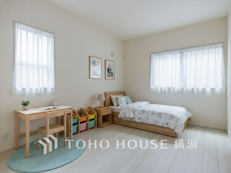 採光もアクセントの一つとして。プライベートルームにはやさしい光が射し込んでいて、この明るい好みの空間で読書をしたり、音楽を聞いたりと一人の時間も充実したものにできます。（装飾品はAI加工です）