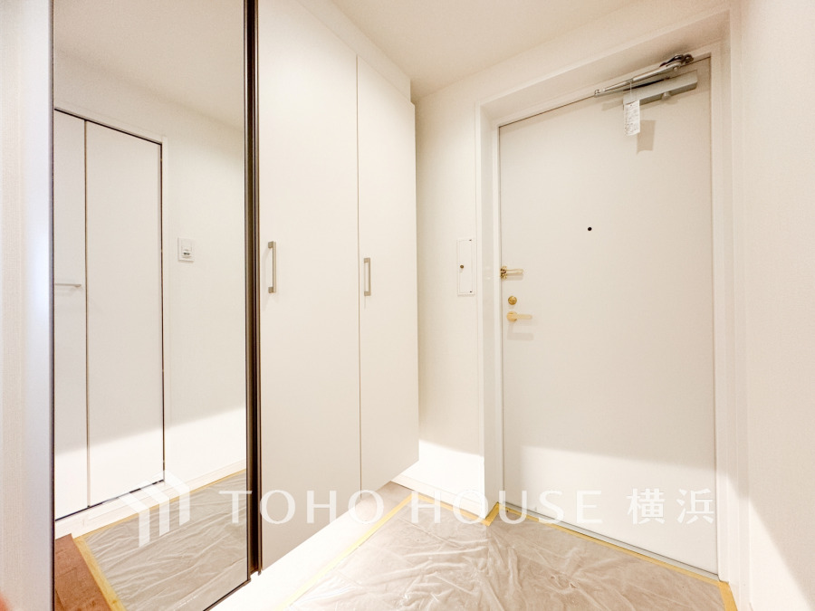 お客様をお迎えする玄関は落ち着いた雰囲気。帰り着くたびに洗練されたテイストの空間に迎えられ誇りと喜びを感じる玄関まわりです。