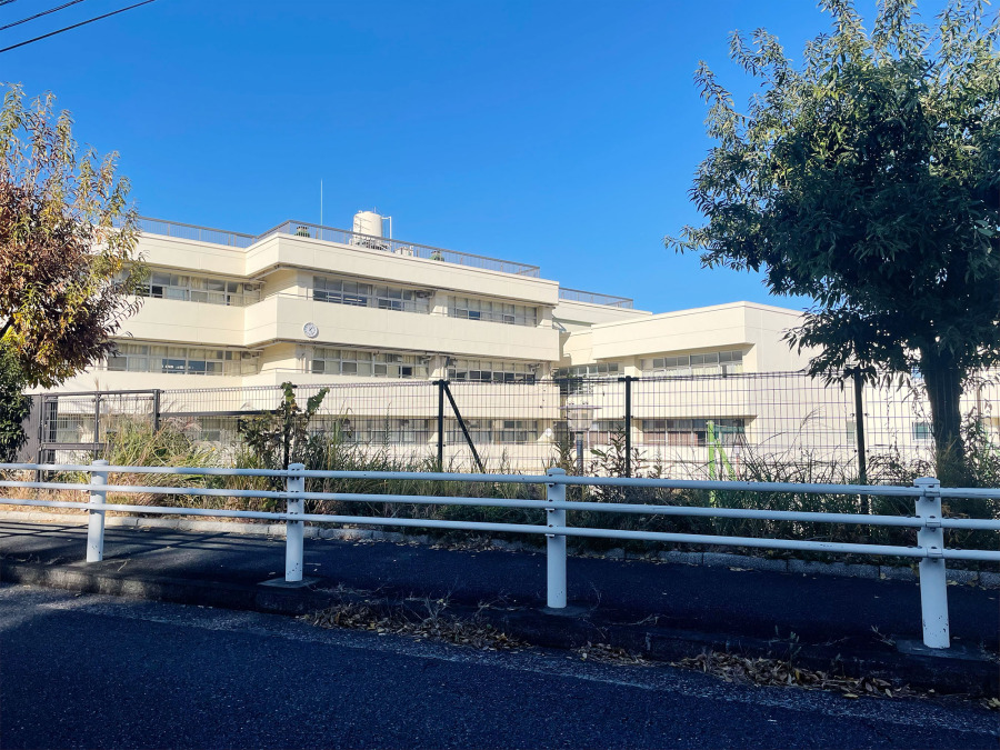 横浜市立松本中学校　約850ｍ