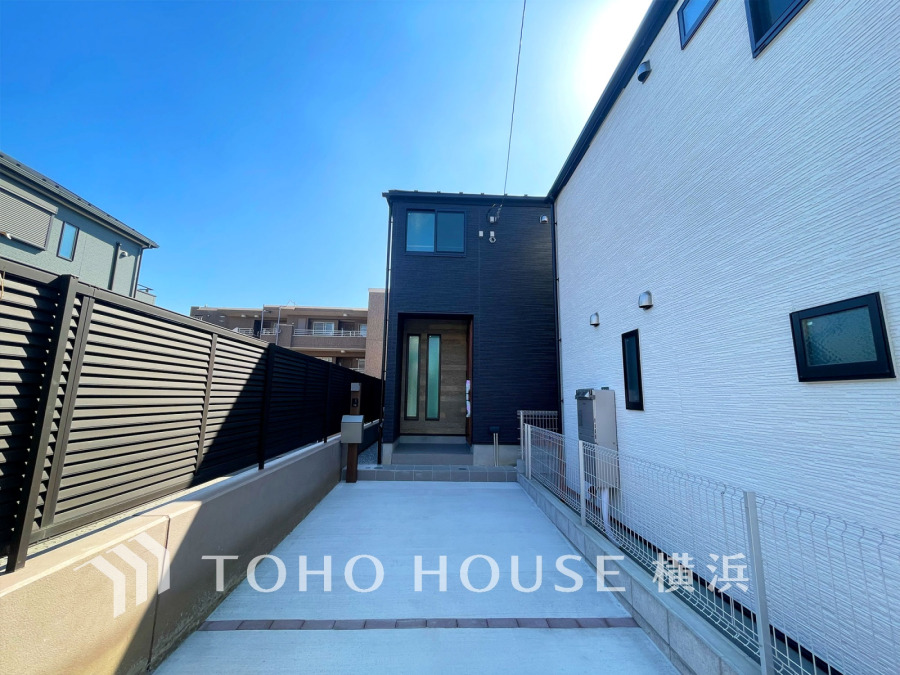 通りから一歩入った位置に建つお住まいなので、外からの視線が気になりにくく、プライバシーが保たれる印象です。