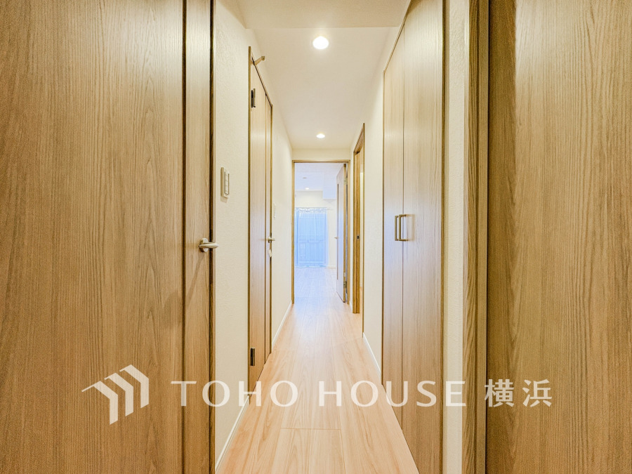 上質感漂う玄関と廊下。居住者の帰り、訪れる方を優しく迎える・安らぎに満ちた生活空間を予感させる。健やかな暮らしを楽しめそう。