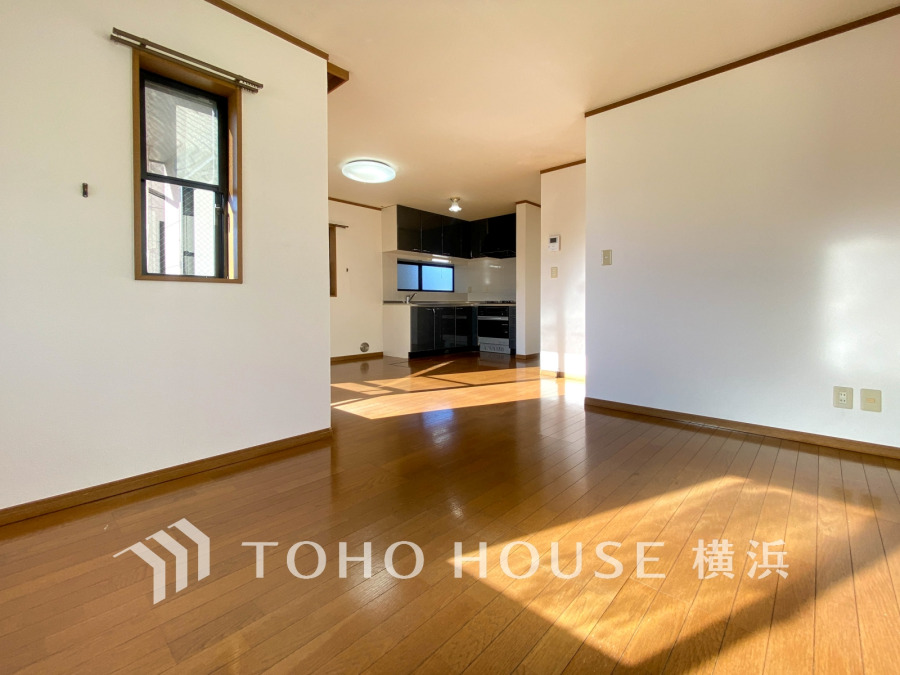 開放的な広さと3面採光がもたらす、光溢れ豊かな居住空間はこの住まいのクオリティを感じさせてくれます。豊かな時間が流れるこの場所に暮す喜び