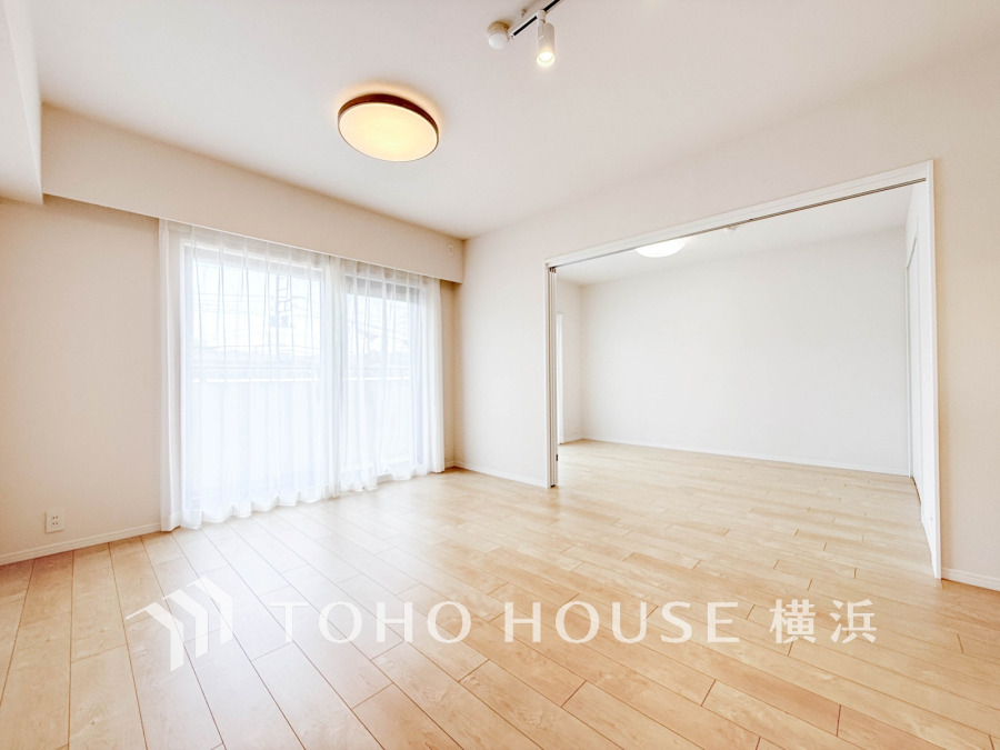 リビングに隣接した洋室の引き戸を開け放して空間を共有しながら開放的に使うこともできます。
