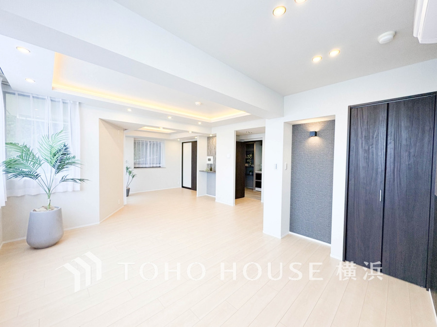 LDKは23.1帖の大空間。角部屋ならではの多面採光で明るく、開放感のある空間です。