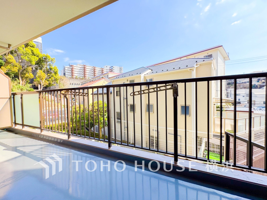 広いバルコニーは、暮らしの中での光と風を演出してくれています。見事なまでの開放的な空間をお楽しみください。