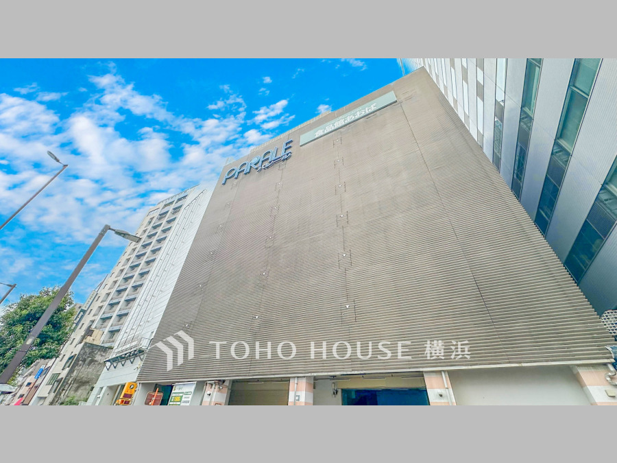 商業・行政・住宅が融合した22階建ての都市型レジデンス。