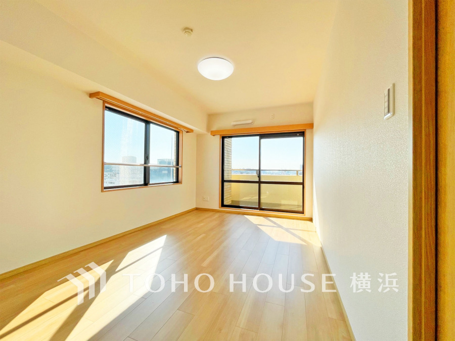 角部屋ならではの二面採光で窓からたっぷりと光が入る明るい空間です。