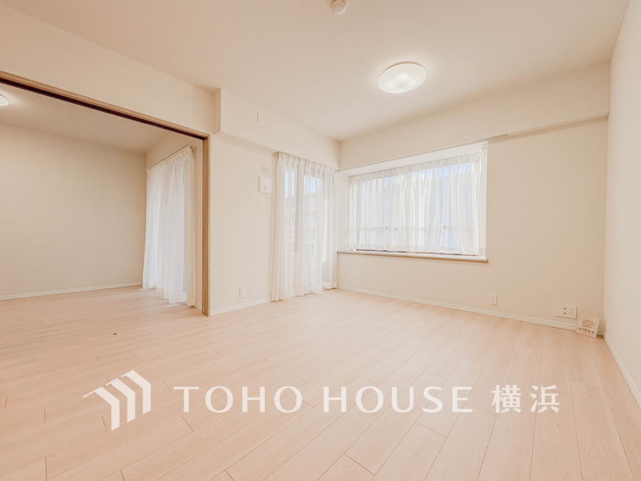 リビングに隣接した洋室の引き戸を開け放して空間を共有しながら開放的に使うこともできます。
