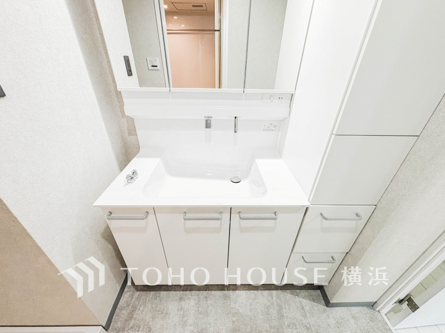 十分な大きさの洗面台は収納もさる事ながら、身だしなみチェックや歯磨きなど、朝の慌ただしい時間でもホテルライクなスペースで余裕とゆとりを感じて頂けます。