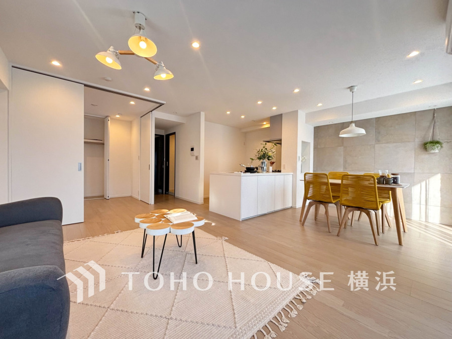 柔らかな色合いのフローリングと清潔感の溢れるクロスが明るい空間を創り出しているリビングダイニング。憩いの場に相応しく、ここで楽しむ家族の時間が絆をより深めてくれそうです。