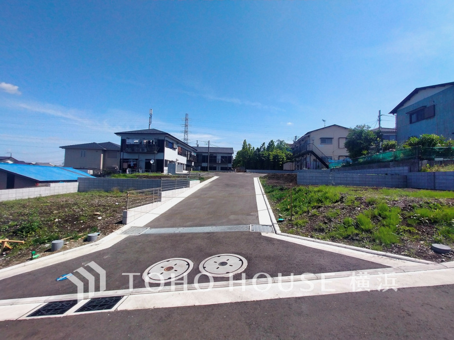 開放的な高台に統一感のある街並みを形成する全7区画の分譲地です