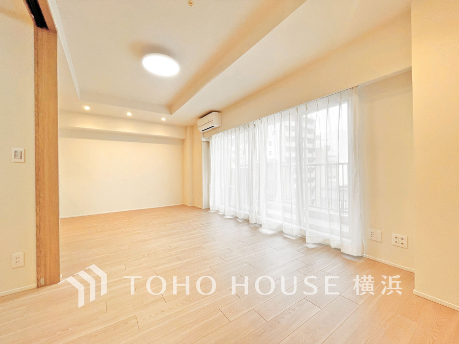 大きな窓から自然光がたっぷり入る、明るく開放的なリビングダイニング空間。