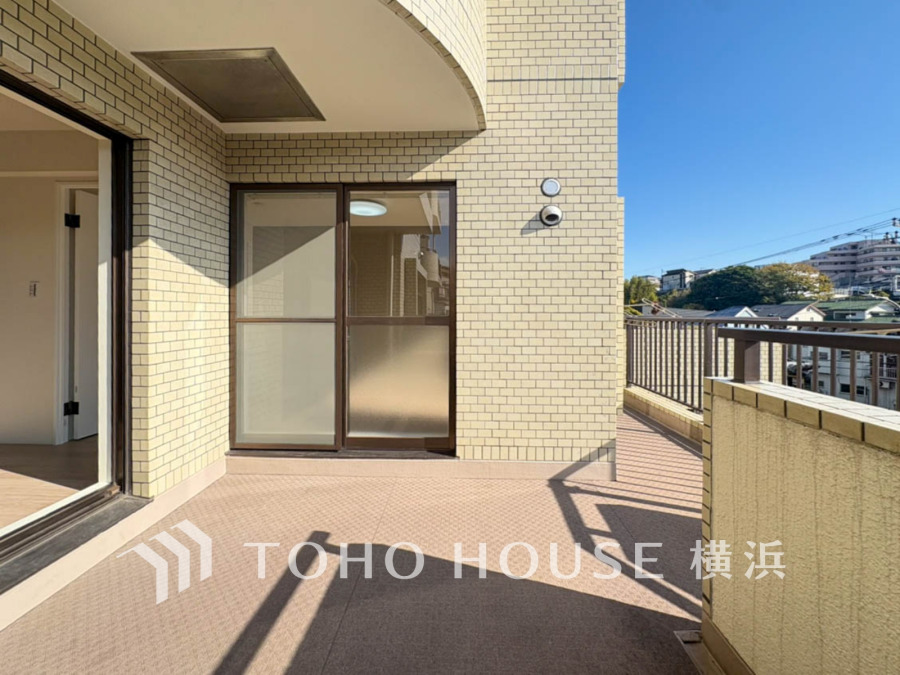 陽当たり良好な広々テラスで、開放感あふれる快適な暮らしを実現します。