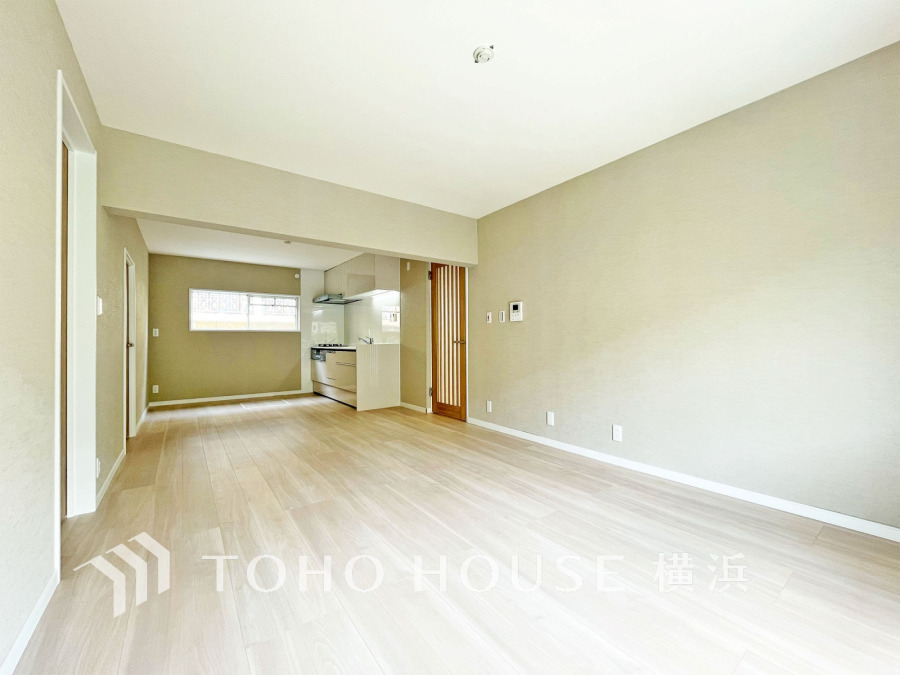 柔らかな光が広がり、デザインされた美しい内装が織り成す家族の集う場所。楽しい会話やさまざまな時が織りなすご家族の時間が丁寧に紡がれていく大切な空間。