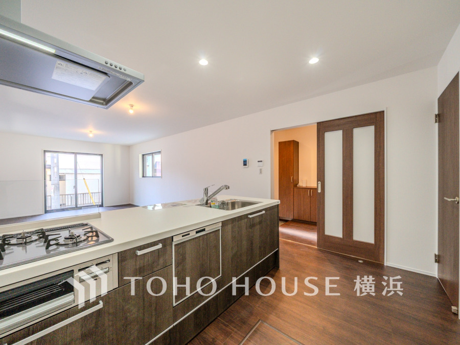 機能性とデザイン性を兼ね備えたシステムキッチン。リビングとの一体感も考慮され、美しい空間が実現。
