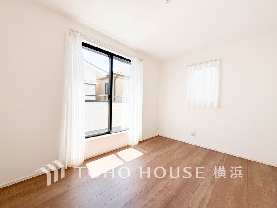 過ぎ行く時間をゆったりと感じることができる落ちついたプライベートルーム。リビングで楽しく過ごした後はゆっくり寛ぎの時間を満喫できます。静かな環境でリラックスタイムを愉しんで。